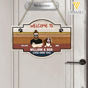 PERSONALIZED WELCOME TO MAN AND DOG LIVE HERE WOOD SIGN / DOORMAT QTVQ2302