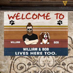 PERSONALIZED WELCOME TO MAN AND DOG LIVE HERE WOOD SIGN / DOORMAT QTVQ2302